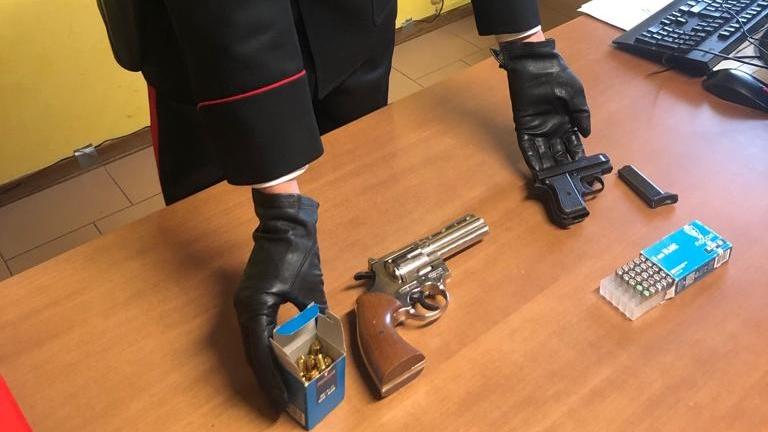 Minacce a barista e cliente con la pistola: tre persone denunciate