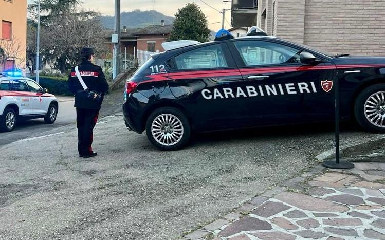 Bibbiano, perseguita la ex e le tende un agguato col coltello: arrestato