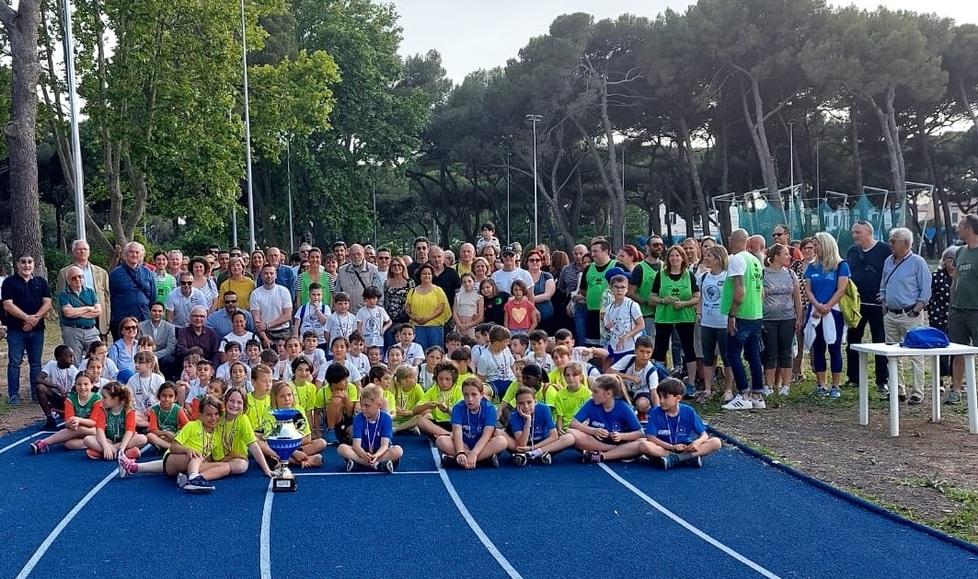 La prima volta per i baby atleti nella nuova pista blu fiammante