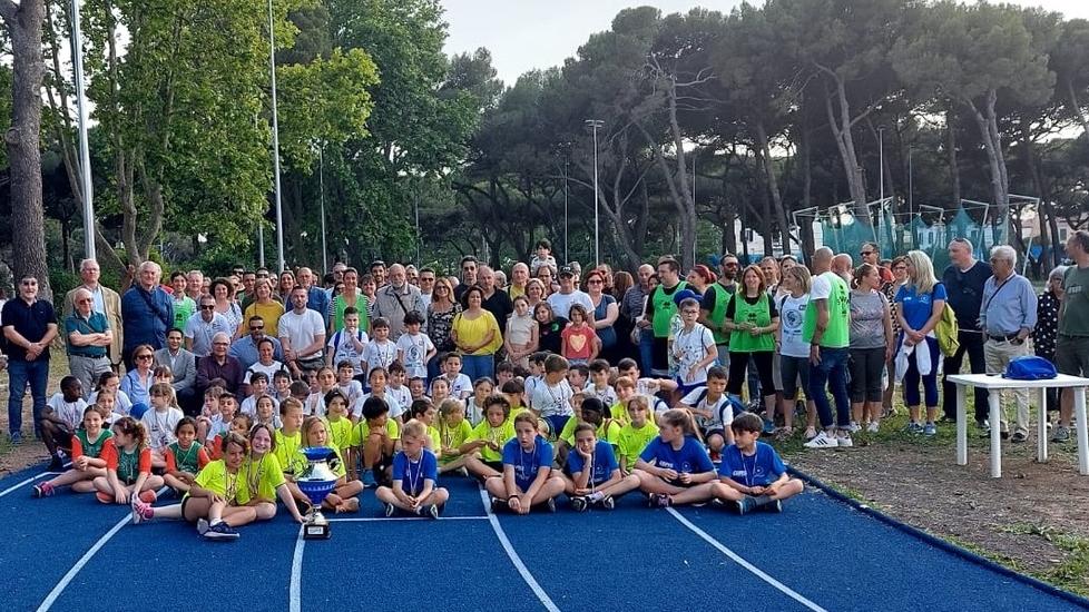 La prima volta per i baby atleti nella nuova pista blu fiammante
