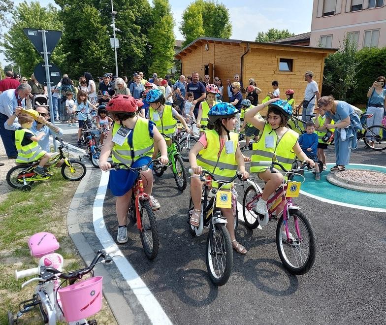 San Prospero, bimbi a lezione di sicurezza stradale sul nuovo percorso in memoria di Fabio 