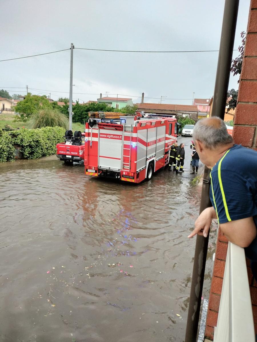 Temporale flagello, paura a Sindìa: una donna salvata dal seminterrato di casa sommerso dall’acqua