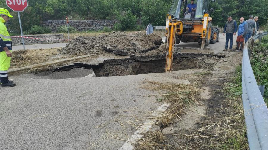Maltempo, a Bonnannaro voragine sulla strada per la zona industriale