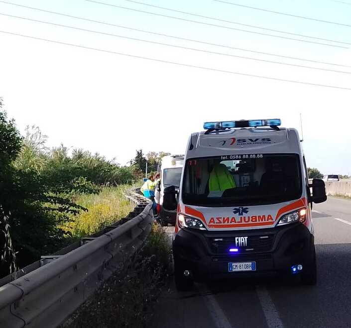 Livorno, ha un arresto cardiaco in ambulanza: salvato dai volontari 