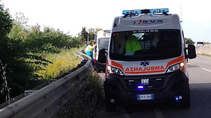Livorno, ha un arresto cardiaco in ambulanza: salvato dai volontari