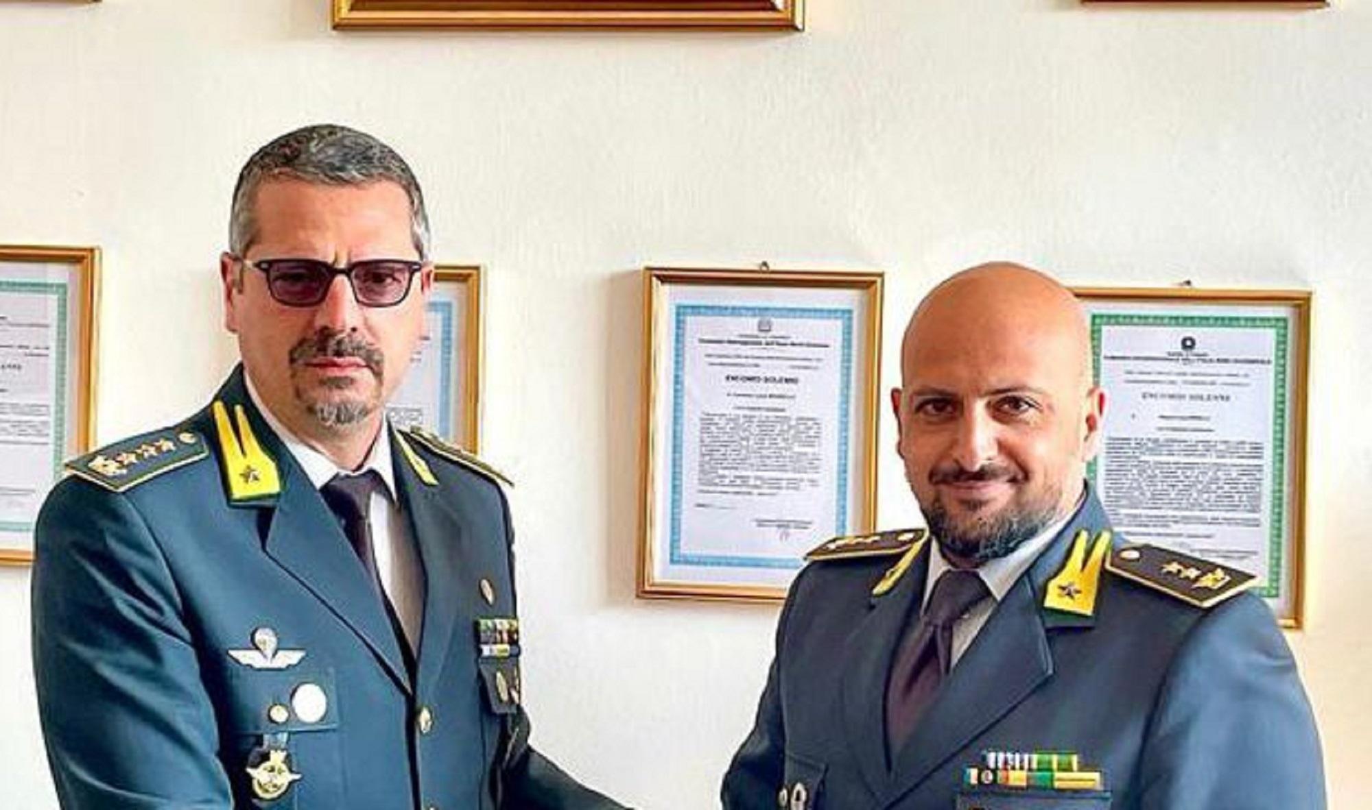 A sinistra Cesare Antuofermo, a destra il neo tenente colonnello Mennella