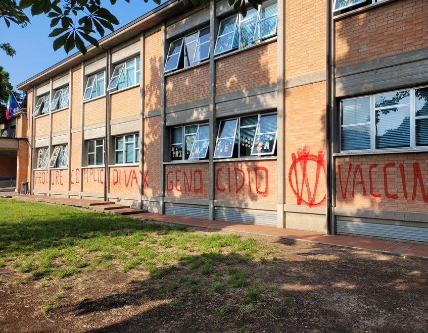 Sasssuolo No-vax deturpano con scritte il muro della scuola Sant’Agostino 