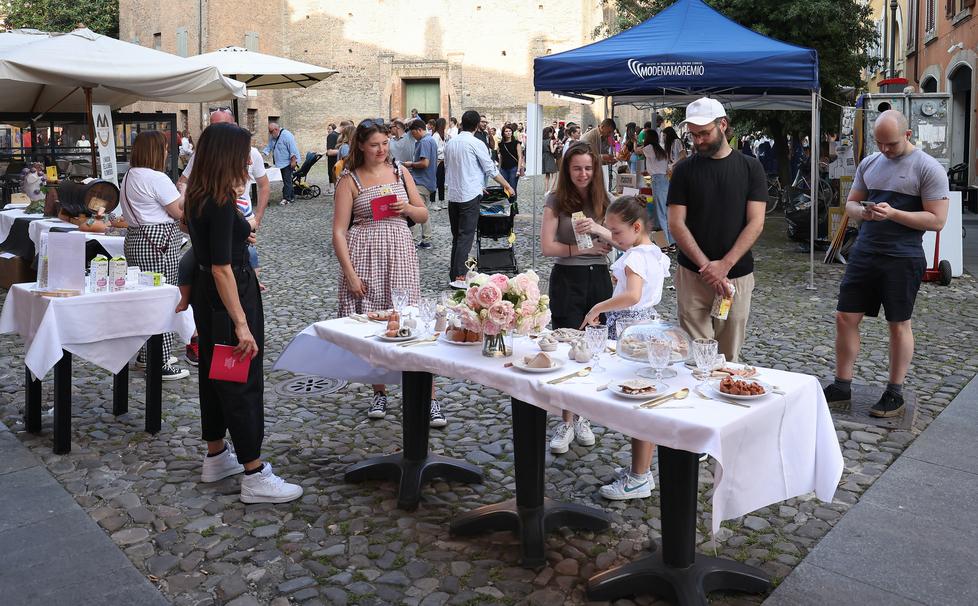 Stuzzicagente a Modena, che show 