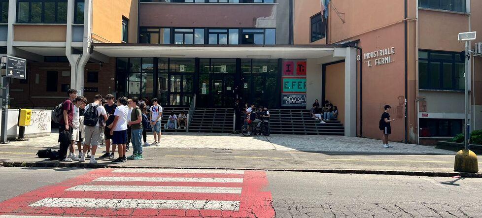 Modena, la foto censurata al Fermi. «Ha detto che siamo come la mafia» Cgil e docenti attaccano la preside