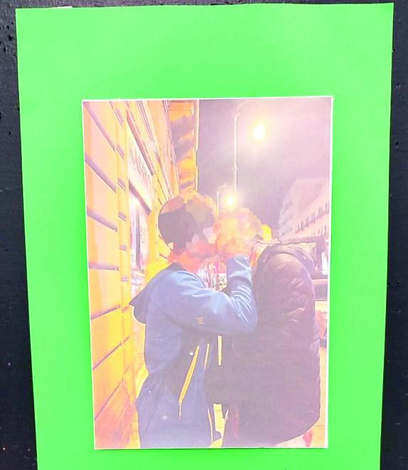 Modena, la foto censurata al Fermi. «Stupiti da tutte le polemiche Bacio inno all’amore fraterno» 