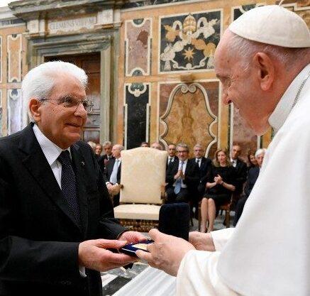 Mattarella dona alla Romagna il premio ricevuto dal Papa 