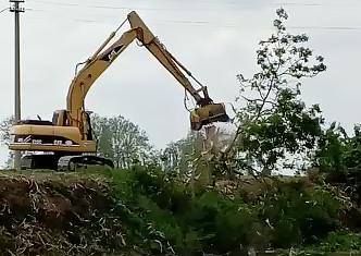 Final di Rero. Ruspe sull’argine del Po di Volano: «Una necessità per l’Idrovia» 