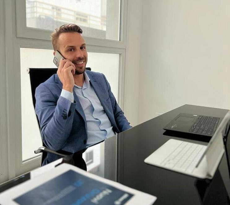 Livorno, lascia il lavoro sicuro e si apre un ufficio: «Cerco collaboratori»