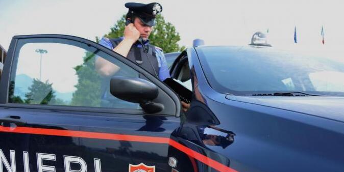 Rapina un’anziana per quattro monete da due euro: finisce in carcere