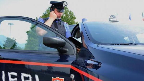 Rapina un’anziana per quattro monete da due euro: finisce in carcere