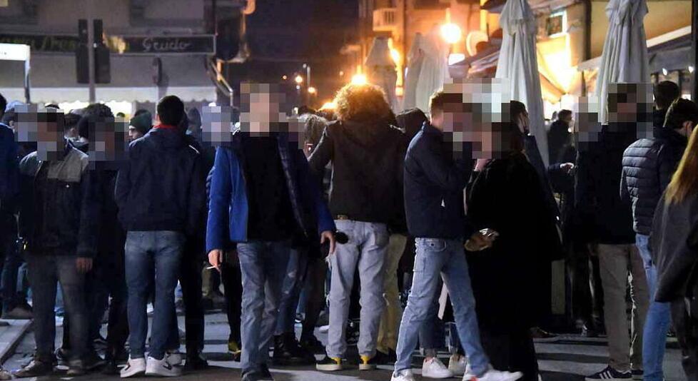 Movida fuori controllo a Marina di Carrara: locali e residenti pensano ai i bagni pubblici