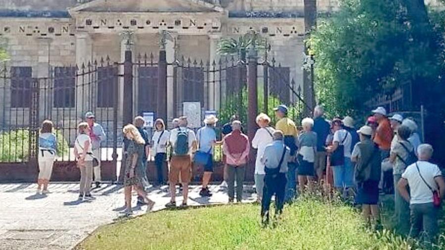 Elba, turisti fuori dalla Villa chiusa: «È solo una polemica è inutile»
