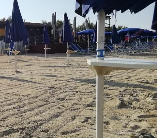 Maxi promozione per gli ombrelloni sulla spiaggia di Vada. E c’è chi si lamenta