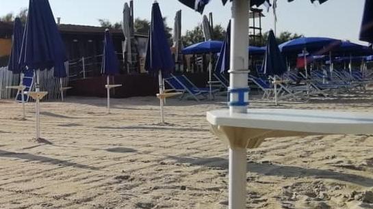 Maxi promozione per gli ombrelloni sulla spiaggia di Vada. E c’è chi si lamenta