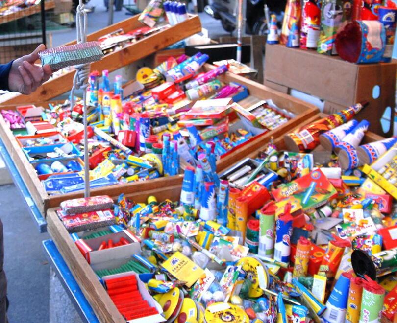 Fuochi artificiali a raffica, scattano allarmi e polemiche