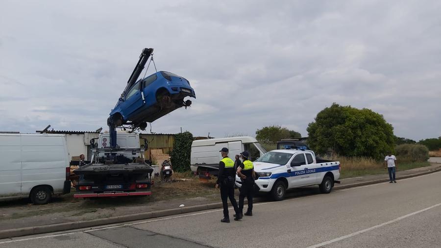 
	Un momento dell'intervento della polizia locale in via San Paolo (foto mario rosas)

