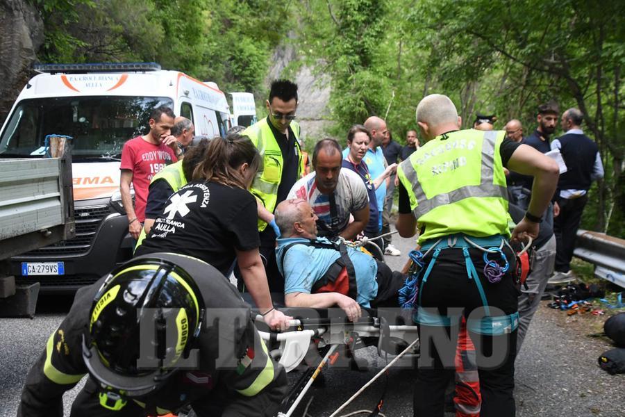 Lunigiana, bus di studenti finisce in una scarpata: 16 feriti tra cui l’autista, due adolescenti sono gravi – Video