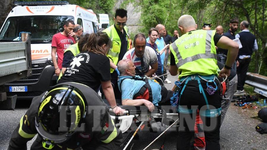 Lunigiana, bus di studenti finisce in una scarpata: 16 feriti tra cui l’autista, due adolescenti sono gravi – Video