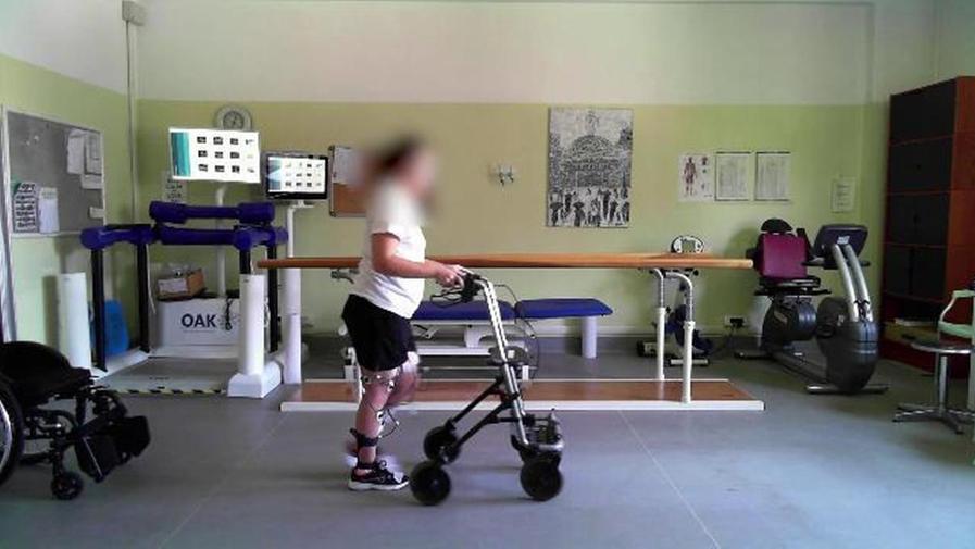 Paralizzata da cinque anni, torna a camminare grazie all'impianto di neurostimolazione midollare e le ricerche pisane