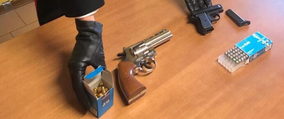 Litiga al bar, poi torna armato di pistola