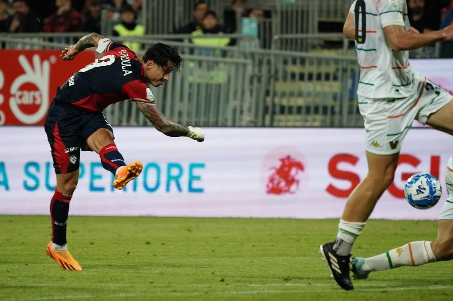 Cagliari, Luvumbo show Parma ribaltato: diretta live 3-2