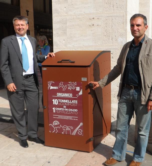 Quaranta contenitori di Hera per vetro ed organico