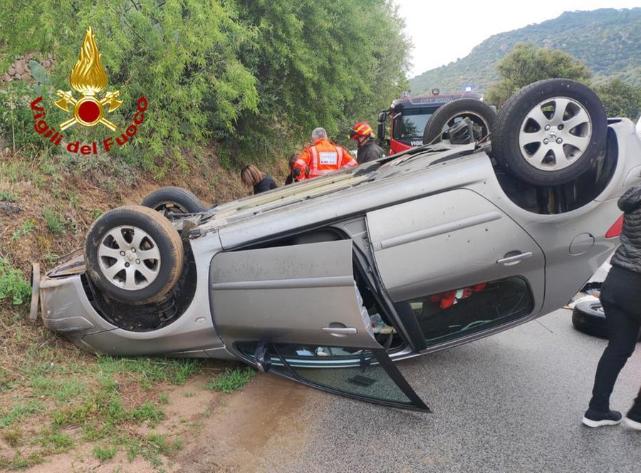 Auto si ribalta più volte sulla Nuoro-Orgosolo: conducente e passeggera in ospedale