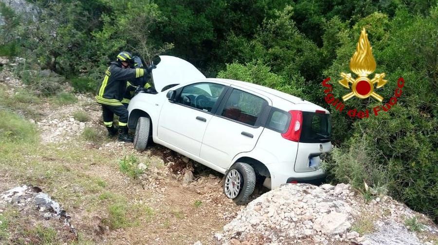 Oliena, per evitare un camper finisce in un burrone con l’auto