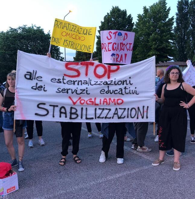 Medolla, la protesta di educatrici e maestre contro l’esternalizzazione dei nidi 