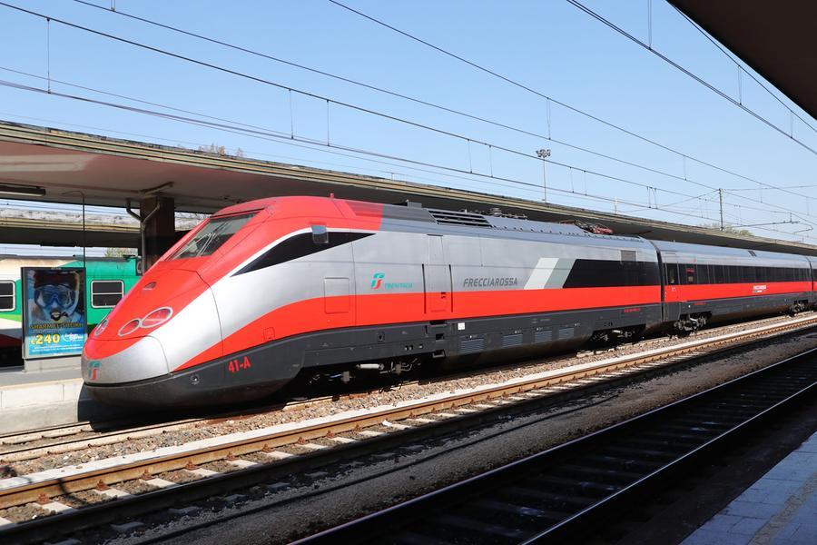 Ferrara, sassi contro un treno: se la cava per «tenuità del fatto»