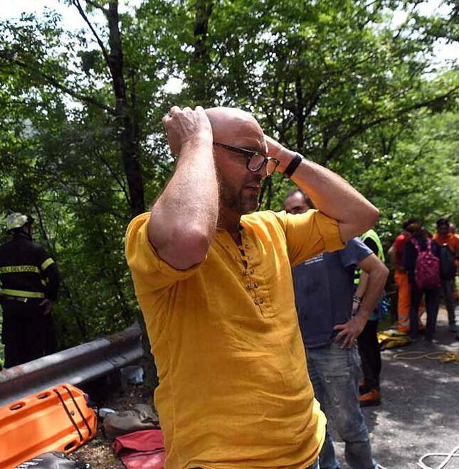 Bus nella scarpata in Lunigiana, la figlia del sindaco dà l’allarme in diretta: «Papà corri, ci stiamo sfracellando» – Video