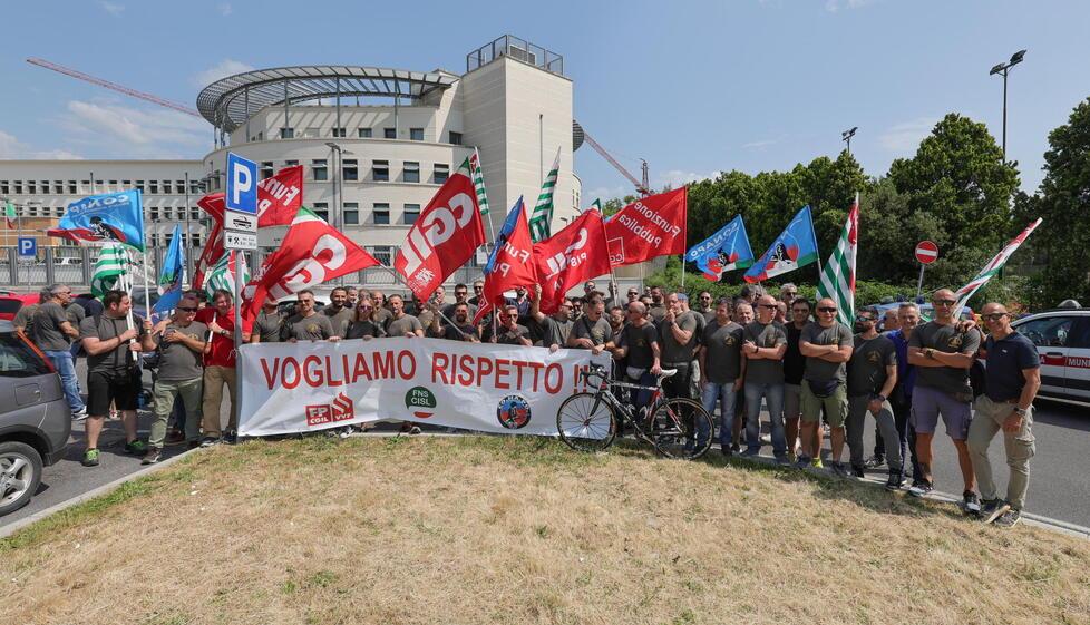 Pistoia, sciopero dei vigili del fuoco. Lo slogan: «Vogliamo rispetto»