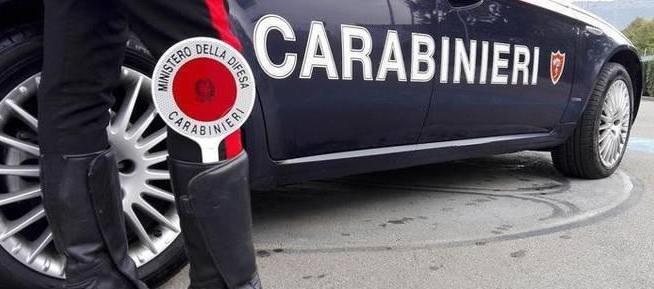 Follonica, dà in escandescenza in un locale: «Ci ha minacciati con un coltello»
