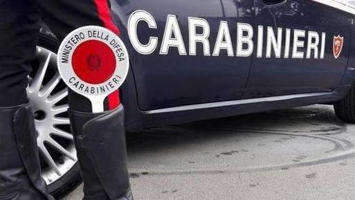 Follonica, dà in escandescenza in un locale: «Ci ha minacciati con un coltello»