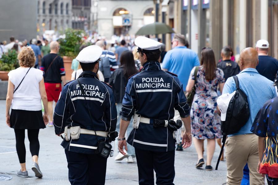 Firenze, quasi un chilo di hashish in tre motorini rubati: arrestato un giovane