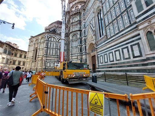 Firenze, crolla un pezzo della Cupola del Brunelleschi: paura nella scalinata da sogno