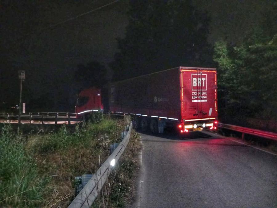 Modena. Tir bloccato sulla Gherbella per oltre 3 ore: conducente multato