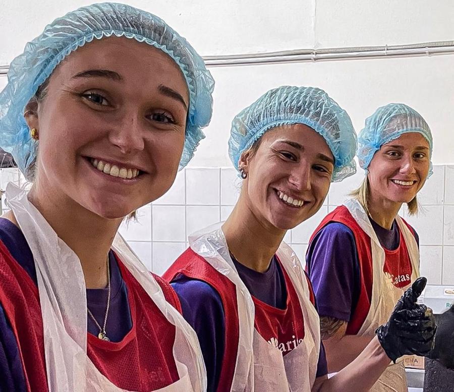 Un gol per la solidarietà: le calciatrici della Fiorentina servono pasti alla Caritas