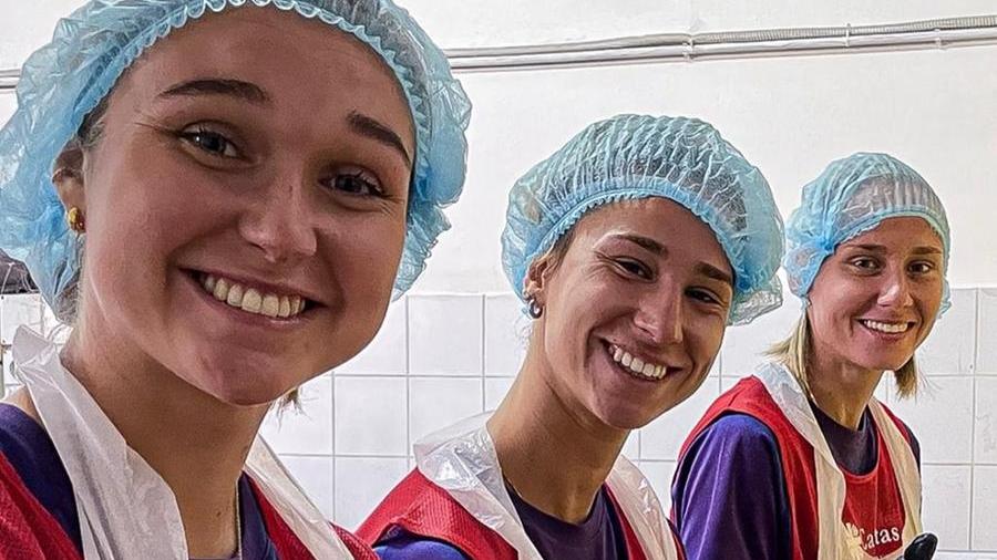 Un gol per la solidarietà: le calciatrici della Fiorentina servono pasti alla Caritas