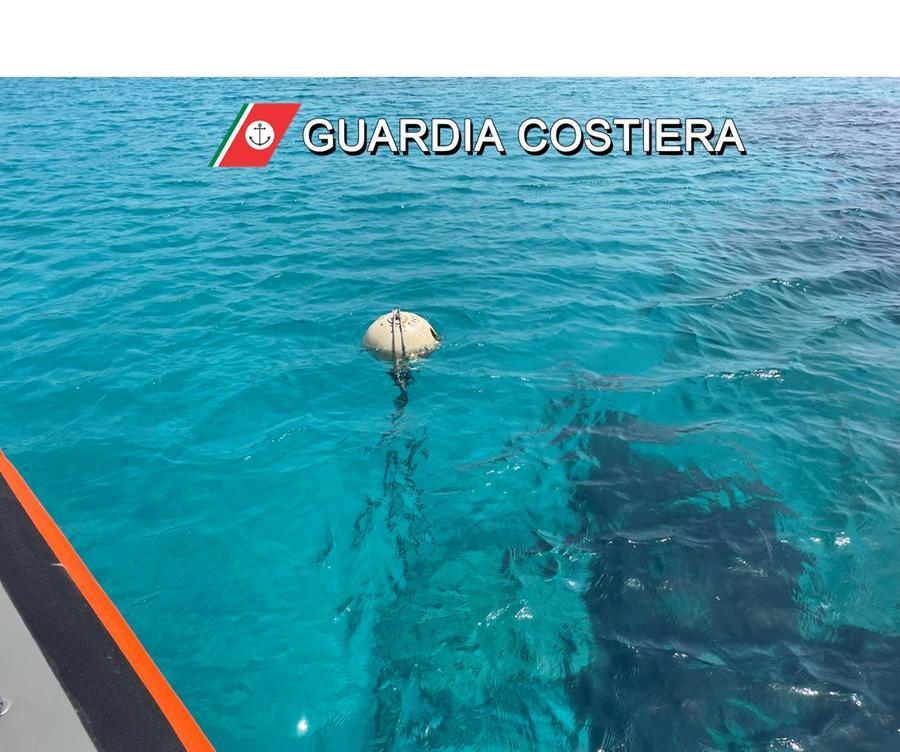 
	Una delle boe di ormeggio abusive rimosse dalla Capitaneria di porto di La Maddalena&nbsp;

