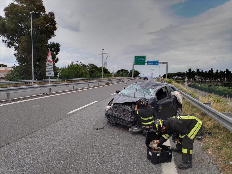 
	L'auto danneggiata dopo il ribaltamento (foto Daniele Stefanini/Franco Silvi)

