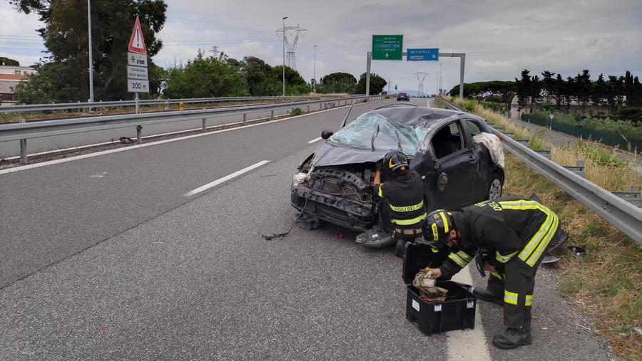 L'auto danneggiata dopo il ribaltamento (foto Daniele Stefanini/Franco Silvi)
