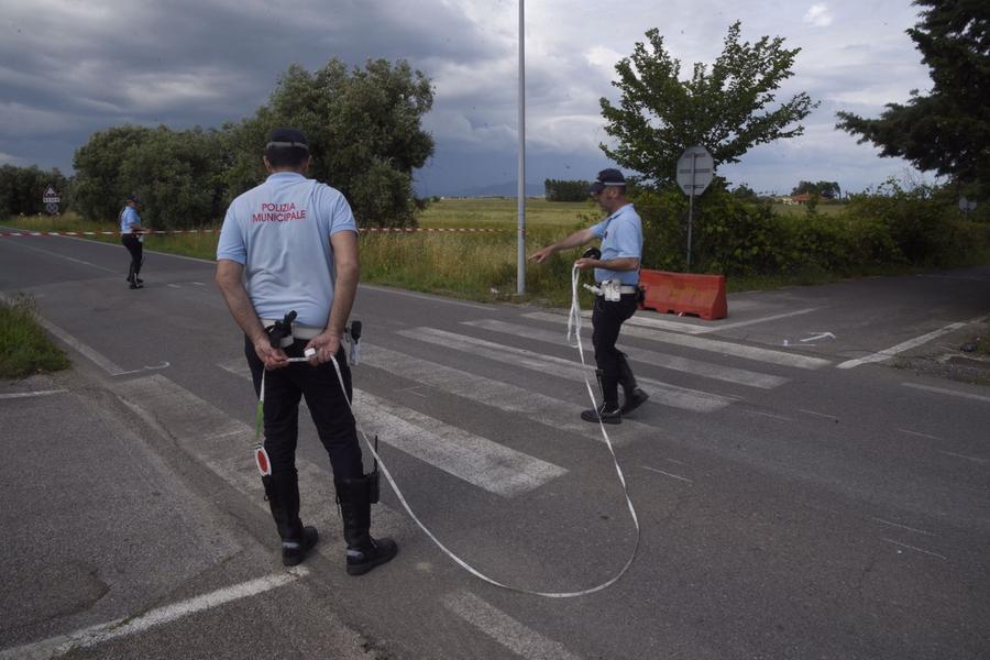 
	I rilievi della polizia municipale sul luogo&nbsp;dell'incidente (foto Agenzia Bf)

