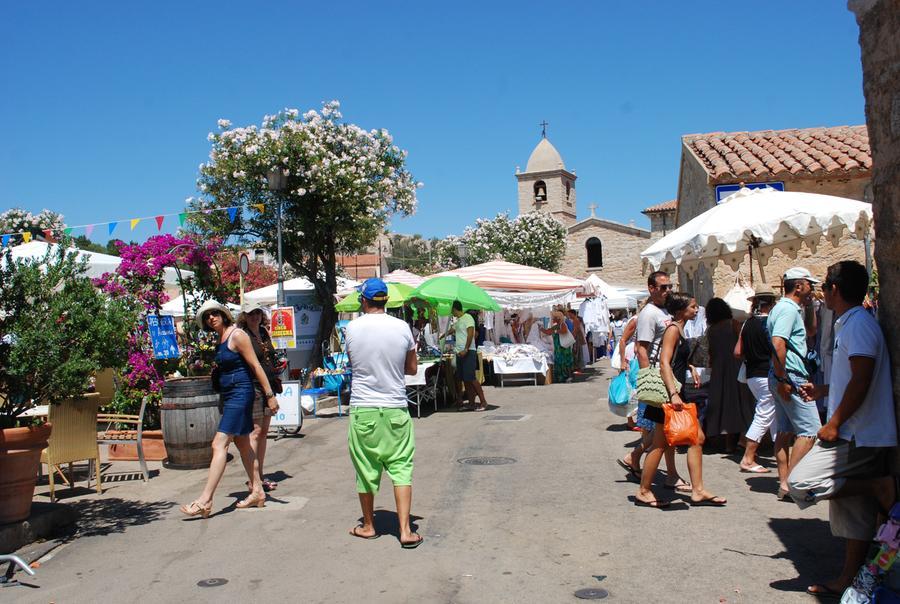 mercatino. San Pantaleo Gli stand del mercato degli artisti A sinistra, dall'alto Fabiola Parri e Giuseppina De Biase