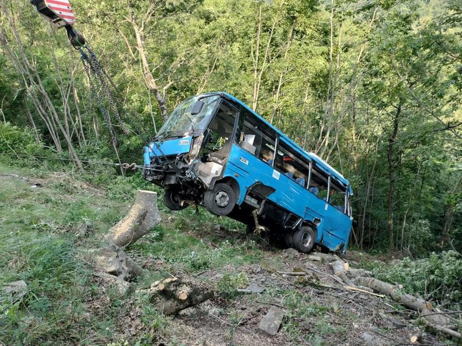 Bus nella scarpata in Lunigiana, recuperato il mezzo finito fuori strada – Video